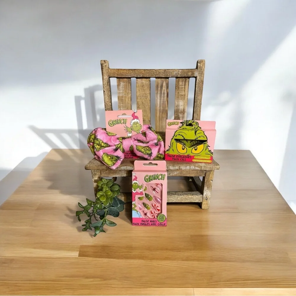 The Grinch Cosmetic Christmas Beauty Makeup Set - Picture 1 of 5